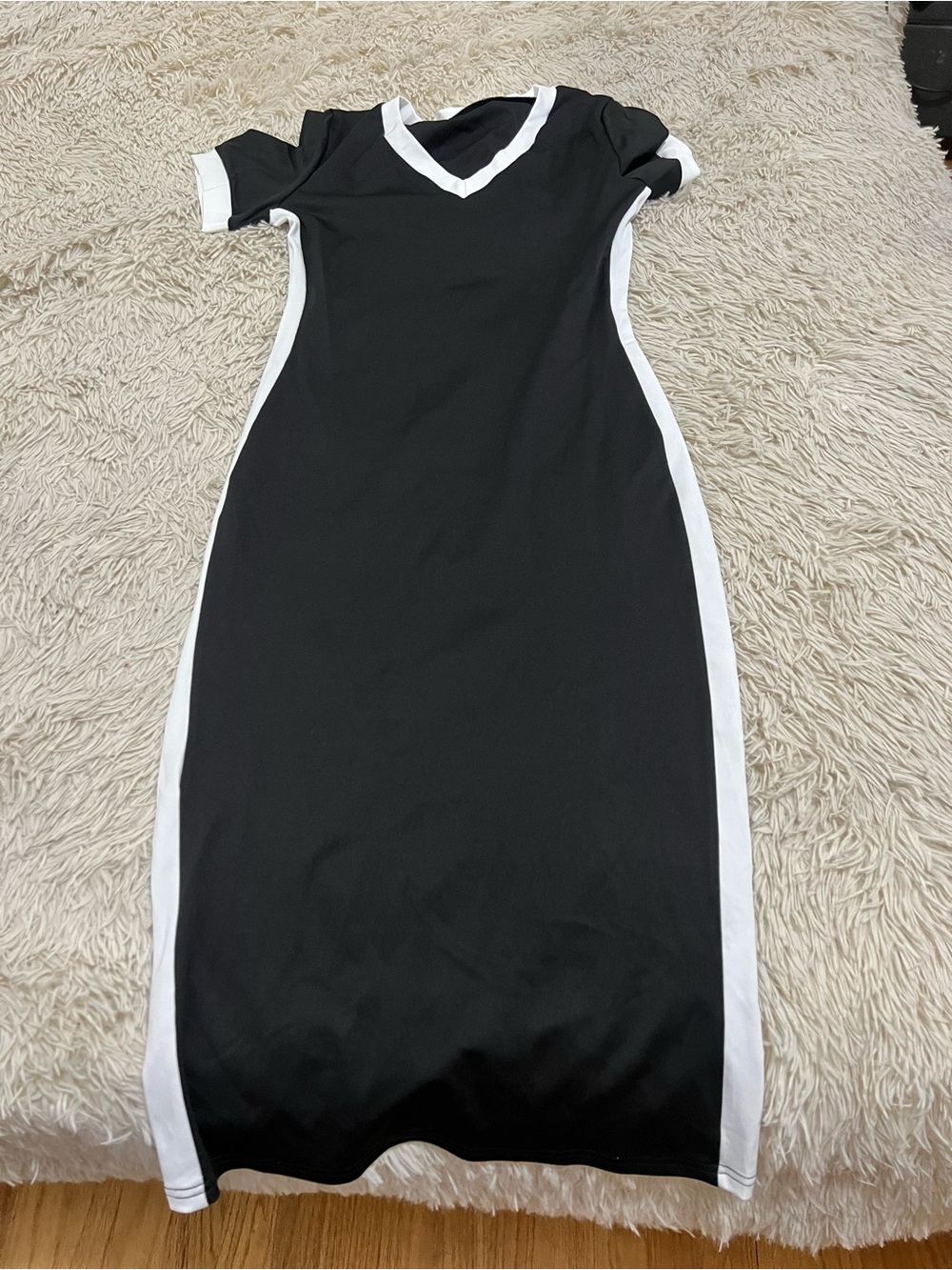 Black & White V-Neck Slim Dress